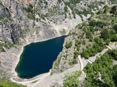 Imotski bölgesindeki Mavi Göl (Imotski, Hırvatistan) - Geomorfoloski spomenik Modro jezero u Imotskoj krajini, Imotski (UNESCO GeoPark), Hrvatska