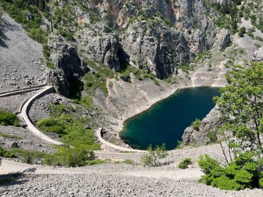 Imotski bölgesindeki Mavi Göl (Imotski, Hırvatistan) - Geomorfoloski spomenik Modro jezero u Imotskoj krajini, Imotski (UNESCO GeoPark), Hrvatska