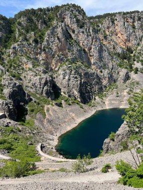 Imotski bölgesindeki Mavi Göl (Imotski, Hırvatistan) - Geomorfoloski spomenik Modro jezero u Imotskoj krajini, Imotski (UNESCO GeoPark), Hrvatska