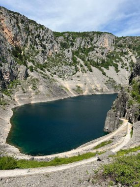 Imotski bölgesindeki Mavi Göl (Imotski, Hırvatistan) - Geomorfoloski spomenik Modro jezero u Imotskoj krajini, Imotski (UNESCO GeoPark), Hrvatska