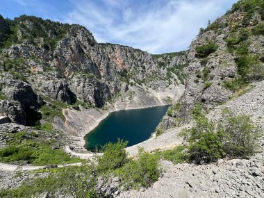 Imotski bölgesindeki Mavi Göl (Imotski, Hırvatistan) - Geomorfoloski spomenik Modro jezero u Imotskoj krajini, Imotski (UNESCO GeoPark), Hrvatska