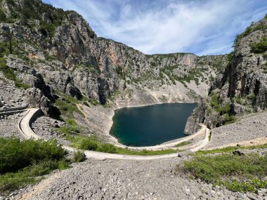 Imotski bölgesindeki Mavi Göl (Imotski, Hırvatistan) - Geomorfoloski spomenik Modro jezero u Imotskoj krajini, Imotski (UNESCO GeoPark), Hrvatska