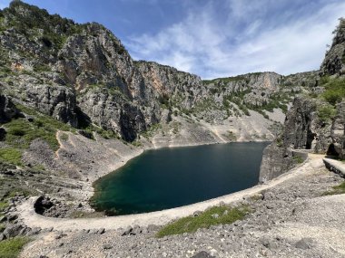 Imotski bölgesindeki Mavi Göl (Imotski, Hırvatistan) - Geomorfoloski spomenik Modro jezero u Imotskoj krajini, Imotski (UNESCO GeoPark), Hrvatska
