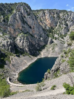 Imotski bölgesindeki Mavi Göl (Imotski, Hırvatistan) - Geomorfoloski spomenik Modro jezero u Imotskoj krajini, Imotski (UNESCO GeoPark), Hrvatska
