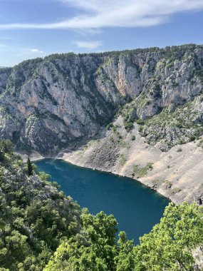 Imotski bölgesindeki Mavi Göl (Imotski, Hırvatistan) - Geomorfoloski spomenik Modro jezero u Imotskoj krajini, Imotski (UNESCO GeoPark), Hrvatska