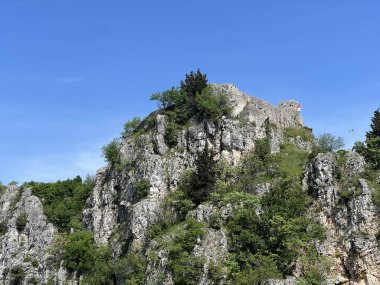 Imotska Krajina bölgesindeki Mavi Göl 'ün (Imotski, Hırvatistan) üzerindeki Topana Kalesi - Tvrdjava Topana na klisuri nad Modrim jezerom i u Imotskoj krajini, Hrvatska