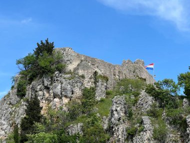 Imotska Krajina bölgesindeki Mavi Göl 'ün (Imotski, Hırvatistan) üzerindeki Topana Kalesi - Tvrdjava Topana na klisuri nad Modrim jezerom i u Imotskoj krajini, Hrvatska
