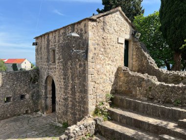 Imotska Krajina bölgesindeki Mavi Göl 'ün (Imotski, Hırvatistan) üzerindeki Topana Kalesi - Tvrdjava Topana na klisuri nad Modrim jezerom i u Imotskoj krajini, Hrvatska
