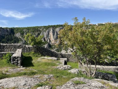 Imotska Krajina bölgesindeki Mavi Göl 'ün (Imotski, Hırvatistan) üzerindeki Topana Kalesi - Tvrdjava Topana na klisuri nad Modrim jezerom i u Imotskoj krajini, Hrvatska