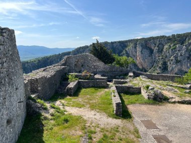 Imotska Krajina bölgesindeki Mavi Göl 'ün (Imotski, Hırvatistan) üzerindeki Topana Kalesi - Tvrdjava Topana na klisuri nad Modrim jezerom i u Imotskoj krajini, Hrvatska