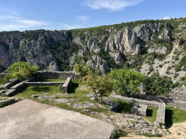 Imotska Krajina bölgesindeki Mavi Göl 'ün (Imotski, Hırvatistan) üzerindeki Topana Kalesi - Tvrdjava Topana na klisuri nad Modrim jezerom i u Imotskoj krajini, Hrvatska