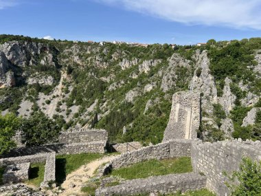 Imotska Krajina bölgesindeki Mavi Göl 'ün (Imotski, Hırvatistan) üzerindeki Topana Kalesi - Tvrdjava Topana na klisuri nad Modrim jezerom i u Imotskoj krajini, Hrvatska