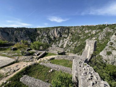 Imotska Krajina bölgesindeki Mavi Göl 'ün (Imotski, Hırvatistan) üzerindeki Topana Kalesi - Tvrdjava Topana na klisuri nad Modrim jezerom i u Imotskoj krajini, Hrvatska