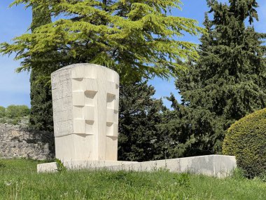 Topana kalesinin (Imotski, Hırvatistan) eteklerindeki Hırvat savunma heykeli - Spomenik hrvatskim braniteljima podno tvrdjave Topana (Imotski, Hrvatska, Hrvatska)