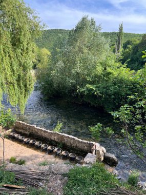 Çek Akımı veya Hırvatistan 'ın Sinjska Krajina bölgesinde (Trilj, Hırvatistan) Önemli Manzara Yakalama - Potok Yakala ili Znacajni Krajobraz Yakala na podrucju Sinjske Krajine (Trilj, Hrvatska)