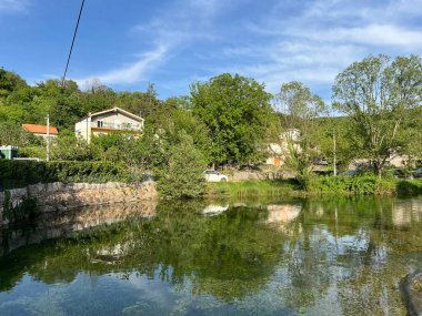 Çek Akımı veya Hırvatistan 'ın Sinjska Krajina bölgesinde (Trilj, Hırvatistan) Önemli Manzara Yakalama - Potok Yakala ili Znacajni Krajobraz Yakala na podrucju Sinjske Krajine (Trilj, Hrvatska)