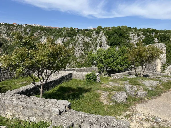 Imotska Krajina bölgesindeki Mavi Göl 'ün (Imotski, Hırvatistan) üzerindeki Topana Kalesi - Tvrdjava Topana na klisuri nad Modrim jezerom i u Imotskoj krajini, Hrvatska