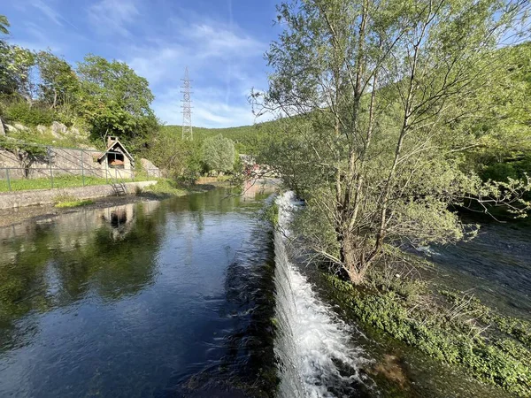 Yakalayıcı akarsu üzerindeki yapay şelaleler veya değirmenlerin yanındaki yapay şelaleler, önemli manzaralar (Trilj, Hırvatistan) - Umjetne kaskade na potoku Yakala ili hakjetni slapovi uz mlinice, Trilj