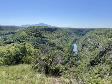 Manojlovac Şelalesi (Krka Ulusal Parkı, Hırvatistan) yakınlarındaki Krka Nehri Kanyonu - Kanjon rijeke Krke kod Manojlovackih vodopada ili kanjon Krke kod Manojlovackog şaplağı (Nacionalni parkı Krka, Hrvatska)