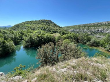 Manojlovac Şelalesi (Krka Ulusal Parkı, Hırvatistan) yakınlarındaki Krka Nehri Kanyonu - Kanjon rijeke Krke kod Manojlovackih vodopada ili kanjon Krke kod Manojlovackog şaplağı (Nacionalni parkı Krka, Hrvatska)