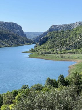 Roski yakınlarındaki Krka Nehri Kanyonu Şelalesi (Krka Milli Parkı, Hırvatistan) - Kanjon rijeke Krke kod Roskog şaplağı (Nacionalni parkı Krka, Hrvatska)