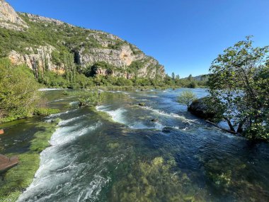 Roski yakınlarındaki Krka Nehri Kanyonu Şelalesi (Krka Milli Parkı, Hırvatistan) - Kanjon rijeke Krke kod Roskog şaplağı (Nacionalni parkı Krka, Hrvatska)