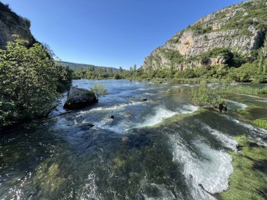 Roski yakınlarındaki Krka Nehri Kanyonu Şelalesi (Krka Milli Parkı, Hırvatistan) - Kanjon rijeke Krke kod Roskog şaplağı (Nacionalni parkı Krka, Hrvatska)