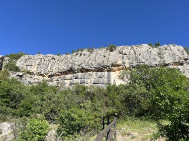 Roski yakınlarındaki Krka Nehri Kanyonu Şelalesi (Krka Milli Parkı, Hırvatistan) - Kanjon rijeke Krke kod Roskog şaplağı (Nacionalni parkı Krka, Hrvatska)