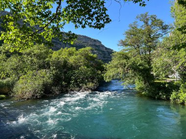 Krka Nehri 'nin Roski Şelalesi (Krka Ulusal Parkı, Hırvatistan) - Prirodni Krajolik i vejeterja rijeke Krke uz Roski tokadı (Nacionalni parkı Krka, Hrvatska)