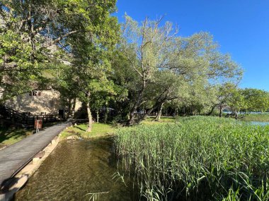 Krka Nehri 'nin Roski Şelalesi (Krka Ulusal Parkı, Hırvatistan) - Prirodni Krajolik i vejeterja rijeke Krke uz Roski tokadı (Nacionalni parkı Krka, Hrvatska)