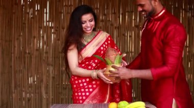 Kızıl elbiseli güzel Hintli çift Navratri festivalinin ilk gününde Hawan 'la dua ediyor.