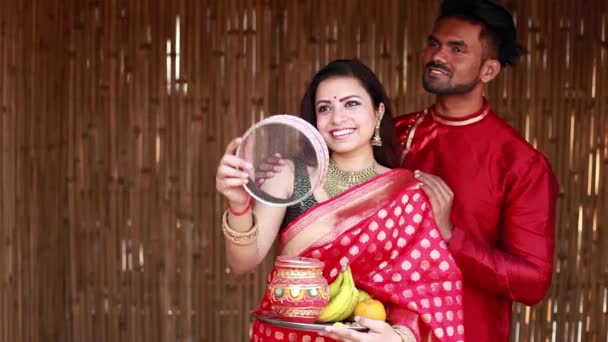 纳夫塔里节第一天 身穿红色民族服装的美丽印度教夫妇与哈旺一起祈祷 — 图库视频影像