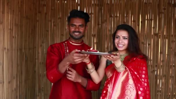 Mooi Hindoe Indiaans Paar Rode Etnische Kleding Bidden Met Hawan — Stockvideo