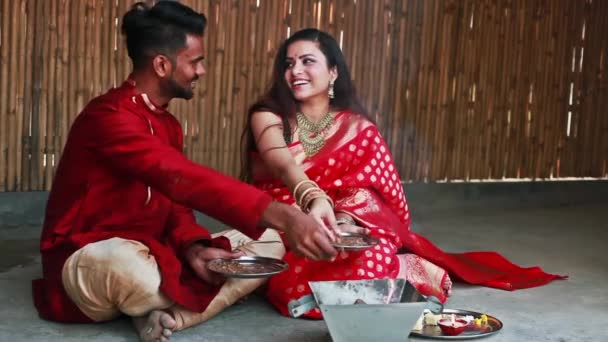 Mooi Hindoe Indiaans Paar Rode Etnische Kleding Bidden Met Hawan — Stockvideo