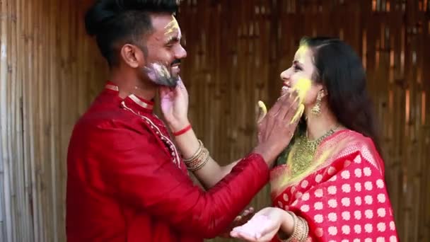 Beau Couple Indien Hindou Vêtements Ethniques Rouges Priant Avec Hawan — Video