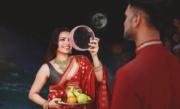 Mujer India Celebrando Karva Chauth Mirando Marido Después Mirar Luna —  Fotos de Stock