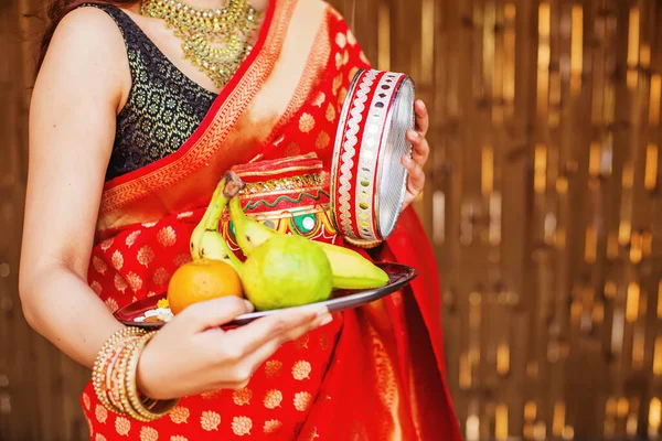 Nahaufnahme Der Hände Einer Indischen Frau Sari Die Einen Teller — Stockfoto