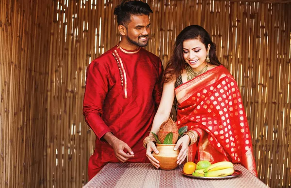 Belo Casal Indiano Preparando Para Festival Navratri Casa Com Panela — Fotografia de Stock