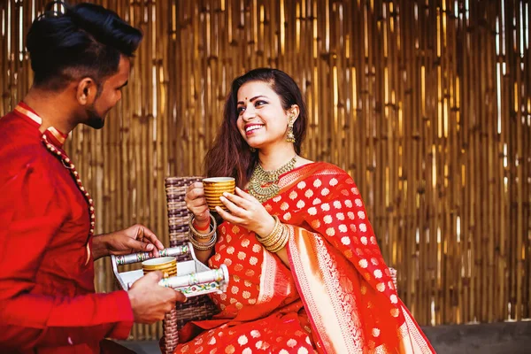 Marido Indiano Servindo Chá Para Sua Esposa Grávida Saree — Fotografia de Stock