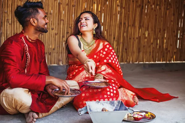 纳夫塔里节第一天 身穿红色民族服装的美丽印度教夫妇与哈旺一起祈祷 — 图库照片