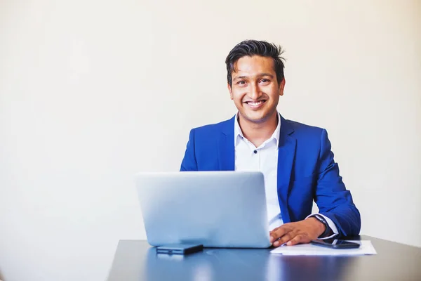 Schöner Junger Professioneller Indischer Mann Formellen Anzug Mit Laptop Büro — Stockfoto