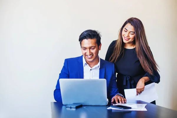 Två Indiska Kollegor Som Arbetar Med Projektet Med Bärbar Dator — Stockfoto