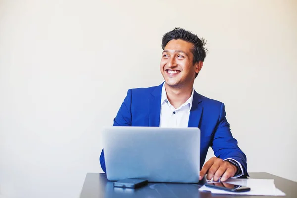 Guapo Joven Profesional Indio Traje Formal Usando Ordenador Portátil Oficina —  Fotos de Stock