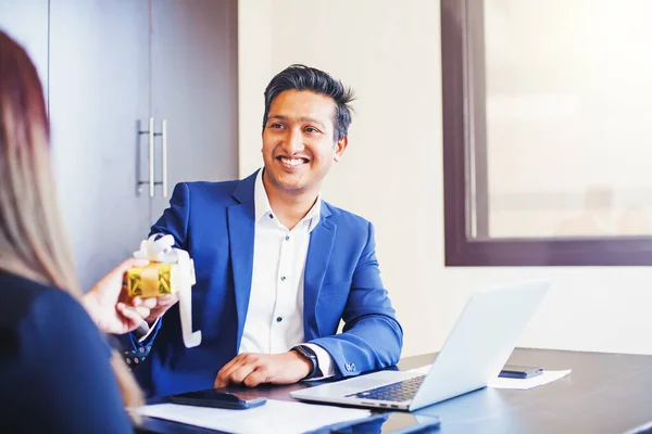 Indischer Geschäftsmann Erhält Firmengeschenk Von Einer Kollegin — Stockfoto