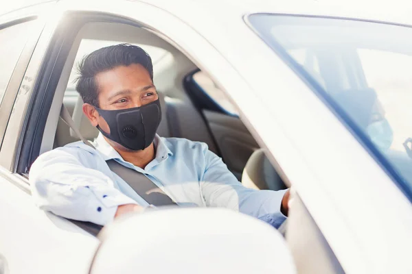 코로나 바이러스가 유행하는 인도에서 얼굴을 보호하는 마스크를 자동차를 운전하는 인도인 — 스톡 사진