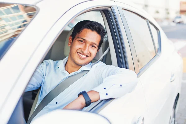 Indianin Prowadzi Samochód Uśmiecha Się Kamery — Zdjęcie stockowe