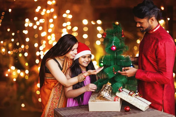 Etnik Giysiler Içinde Güzel Bir Hint Ailesi Noel Ağacı Süslüyorlar — Stok fotoğraf