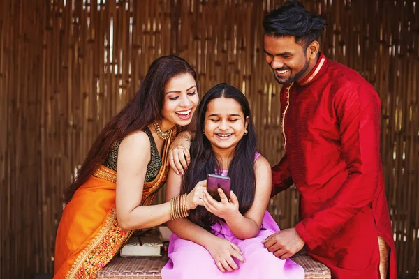Glad Indisk Familj Med Årig Dotter Som Använder Mobiltelefon Tillsammans — Stockfoto