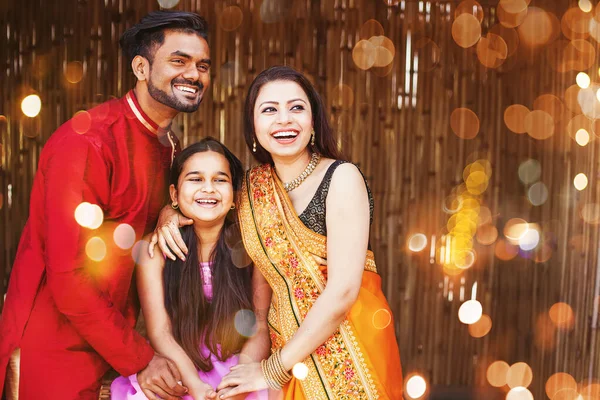 Geleneksel Etnik Giysiler Içinde Güzel Bir Hint Ailesi Neşeli Bir — Stok fotoğraf