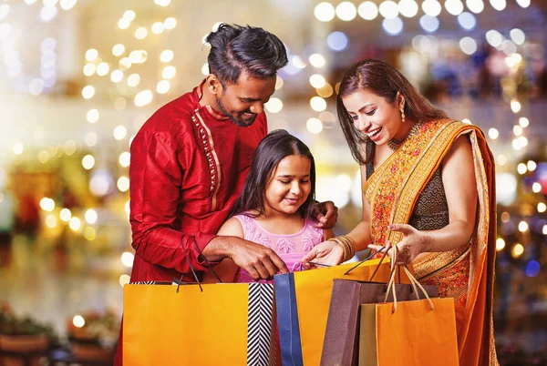 Belle Famille Indienne Avec Une Petite Fille Faisant Shopping Regardant — Photo